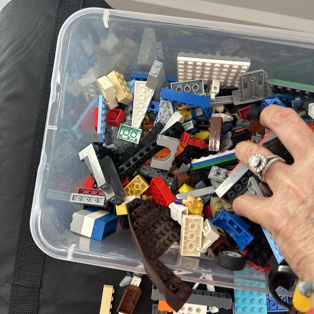 LEGO Bulk 2 1/2 Lbs Mixed Bricks RANDOM Box LEGO Pieces  Smaller People - Picture 6 of 7